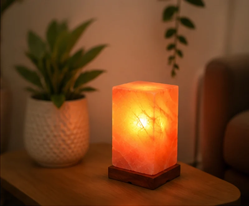 NaturGut Feng Shui Kristallsalz-Lampe 3–4 kg mit Elektrik & Holzsockel | Himalaya Salzlampe aus Pakistan | Handgefertigte Salzleuchte | Warmes Ambiente Licht für Wohn-, Schlaf- & Meditationsräume