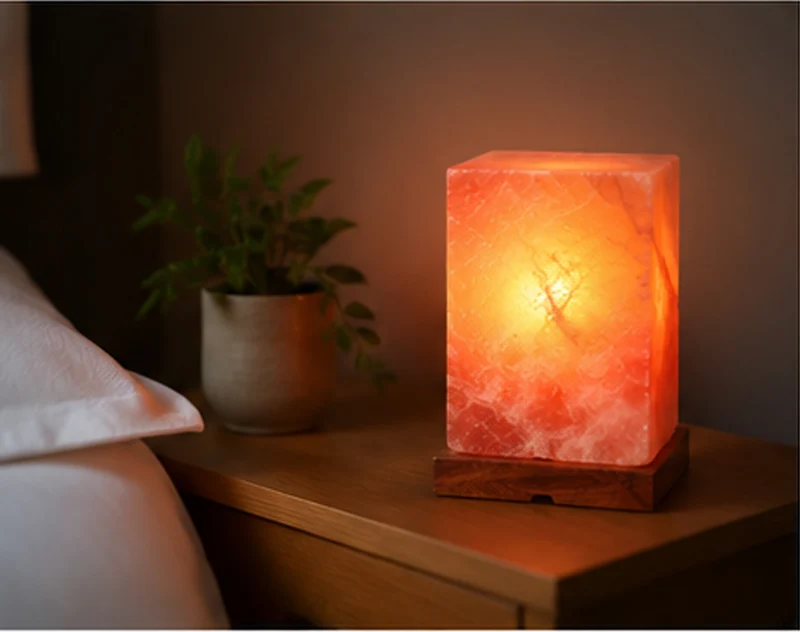 NaturGut Feng Shui Kristallsalz-Lampe 3–4 kg mit Elektrik & Holzsockel | Himalaya Salzlampe aus Pakistan | Handgefertigte Salzleuchte | Warmes Ambiente Licht für Wohn-, Schlaf- & Meditationsräume