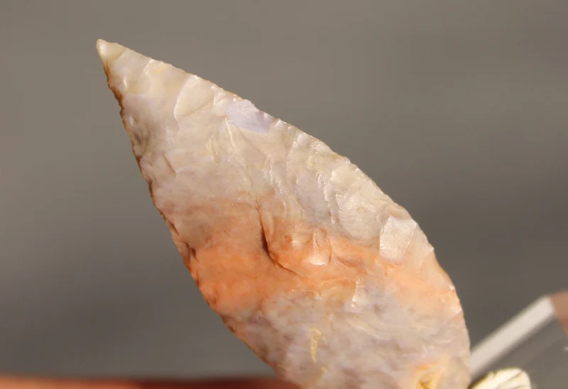 Neolithic Multicolour Agate Flint Leaf-Shaped Arrowhead – 4.9 cm | Ténéré, Mali