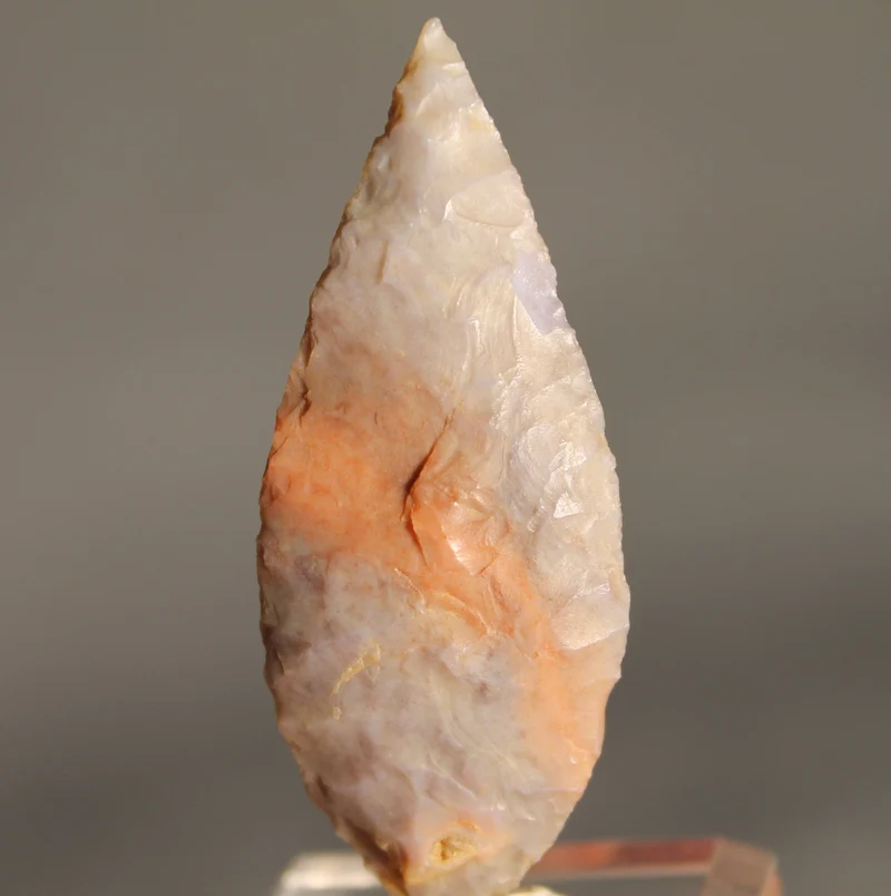 Neolithic Multicolour Agate Flint Leaf-Shaped Arrowhead – 4.9 cm | Ténéré, Mali