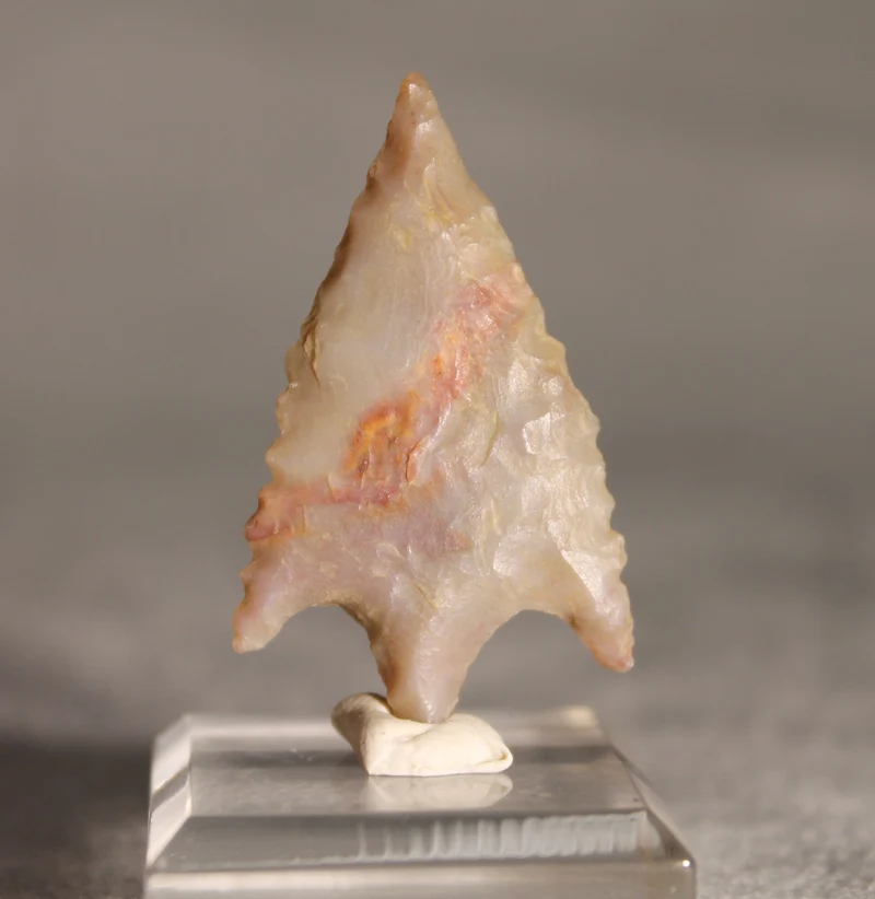 Neolithic Agate Flint Barbed Arrowhead – 3.8 cm | Ténéré, Mali