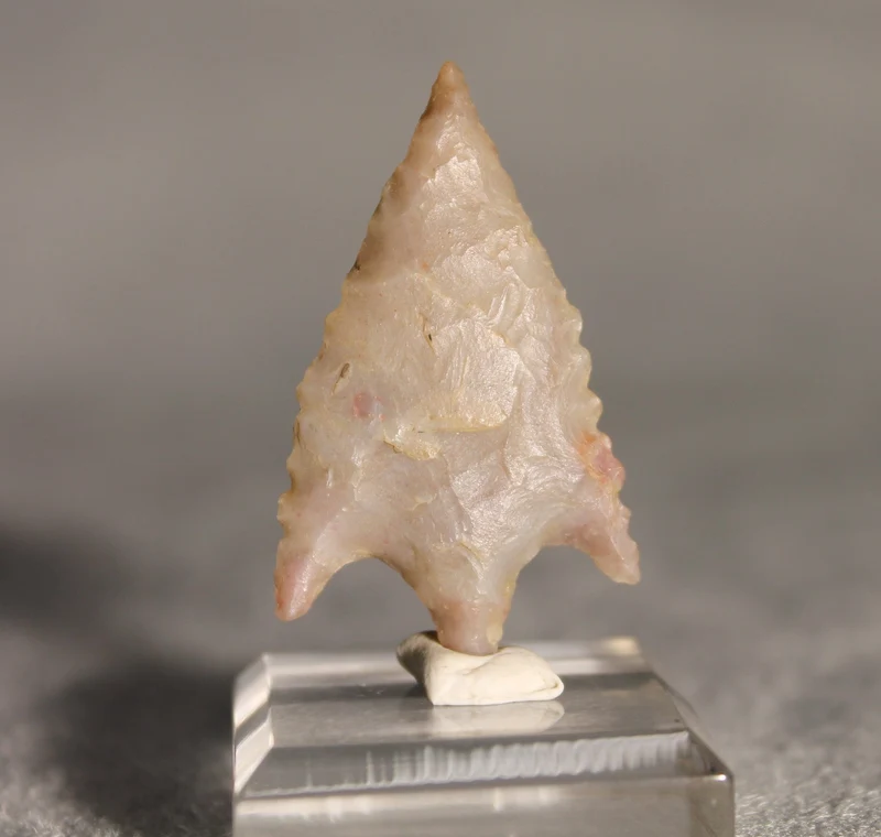 Neolithic Agate Flint Barbed Arrowhead – 3.8 cm | Ténéré, Mali
