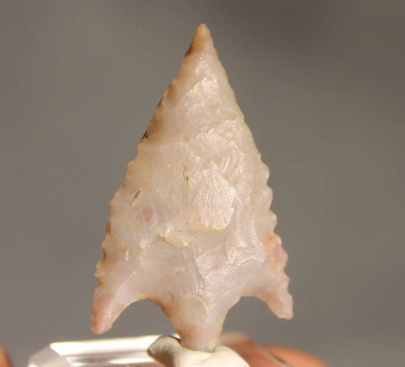 Neolithic Agate Flint Barbed Arrowhead – 3.8 cm | Ténéré, Mali