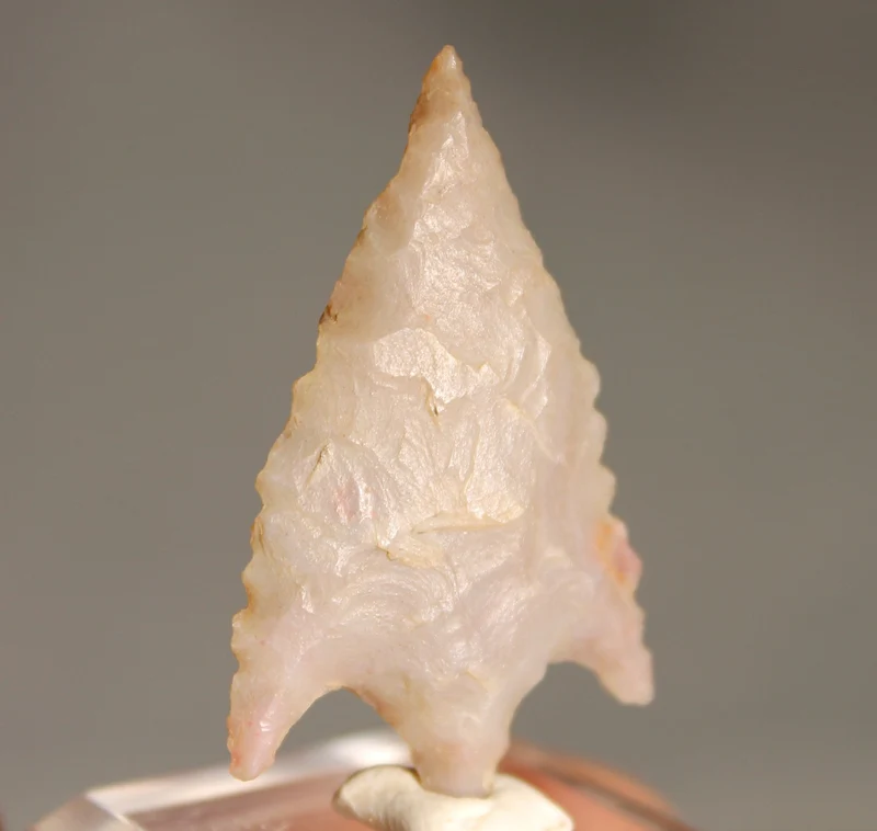 Neolithic Agate Flint Barbed Arrowhead – 3.8 cm | Ténéré, Mali